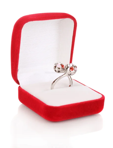 Srebrny pierścionek z kryształami czerwony, różowy i jasne w polu czerwonego aksamitu, na białym tle — Zdjęcie stockowe