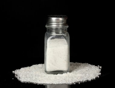 deniz tuzu siyah yakın çekim izole tuz shaker