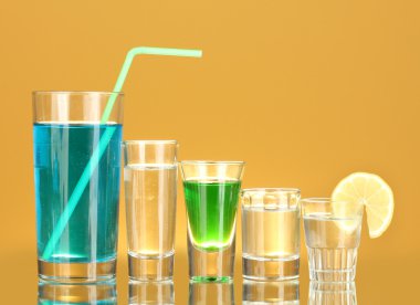 çeşitli Sarı zemin üzerinde alkollü içecekler