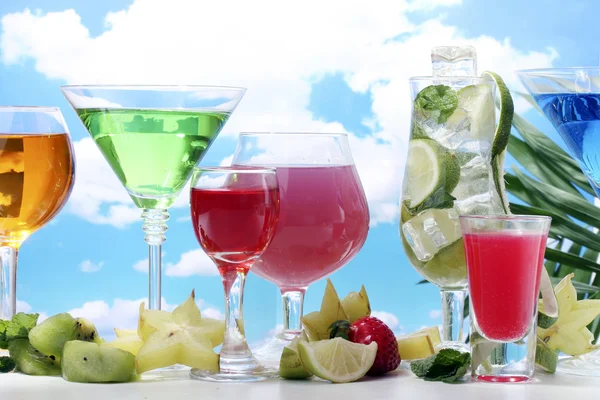 Glasögon av cocktails på bordet på blå himmel bakgrund — Stockfoto