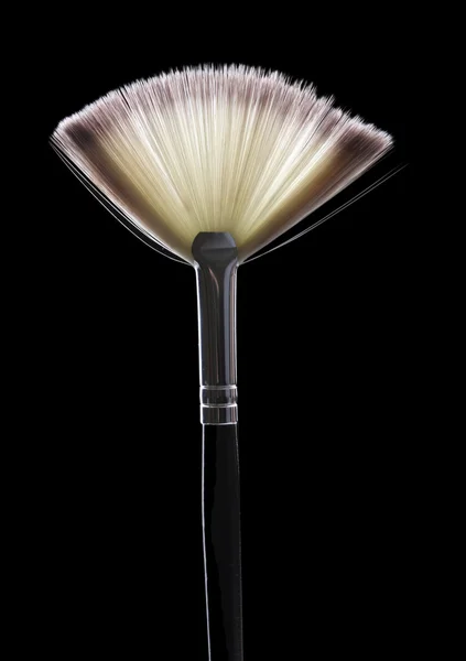 Escova de maquiagem no fundo preto — Fotografia de Stock