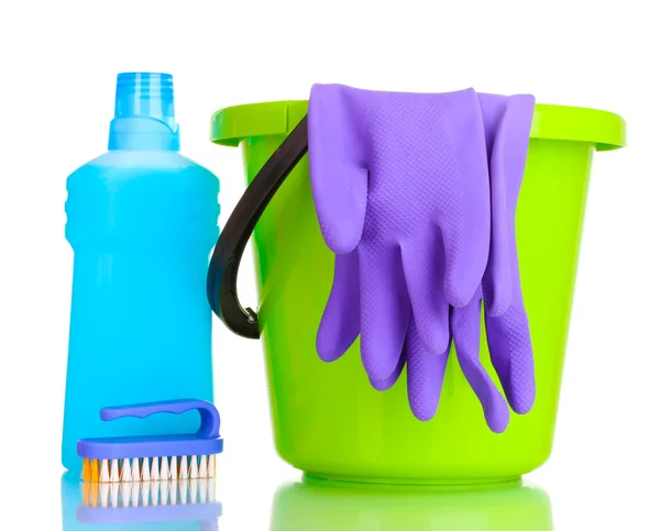 Detergente y cubo con guantes aislados en blanco — Foto de Stock