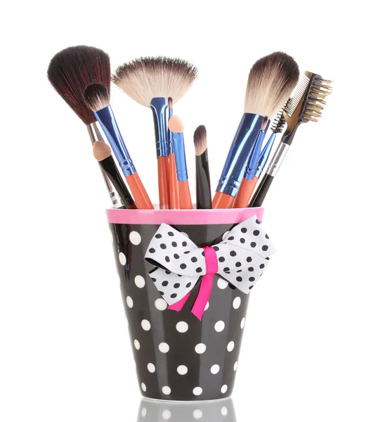Makeup borstar i en svart polka-dot kopp isolerad på vit — Stockfoto