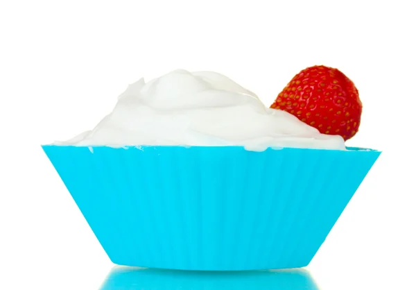 Dessert aux fraises et crème isolée sur blanc — Photo