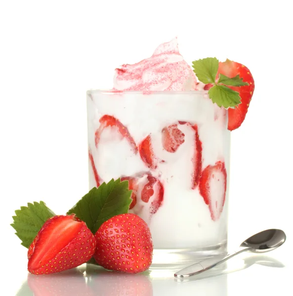 유리에 흰색 절연 딸기 맛 있는 요구르트 — 스톡 사진