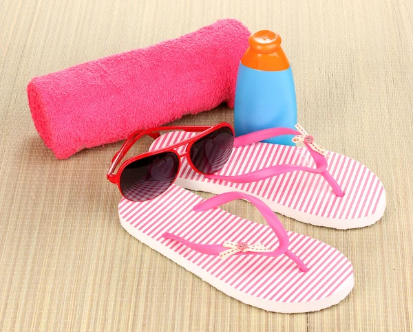 Beach accessories on mat — Stockfoto