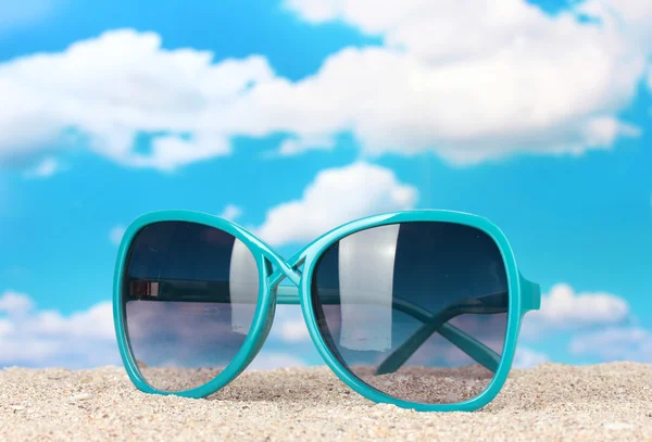 Eleganti occhiali da sole da donna in spiaggia — Foto Stock