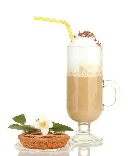 Склянка кавового коктейлю з пирогом на липучці та квіткою ізольовані на білому — стокове фото
