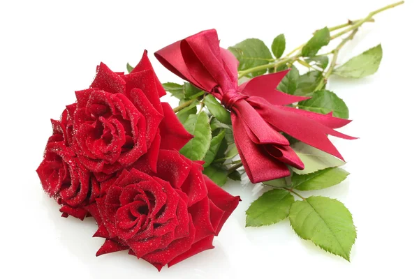 Tre bellissime rose rosse con gocce isolate su bianco — Foto Stock