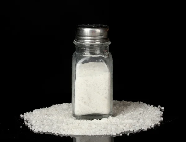 Θαλασσινό αλάτι στο σέικερ αλάτι απομονώνονται σε μαύρο close-up — Φωτογραφία Αρχείου
