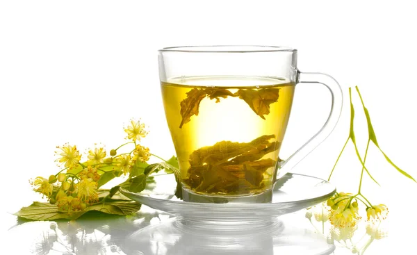 Tasse de thé de tilleul et des fleurs isolées sur blanc — Photo