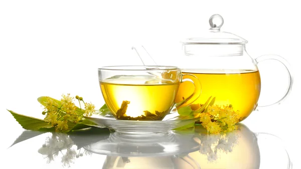 Cup en theepot van linden thee en bloemen geïsoleerd op wit — Stockfoto