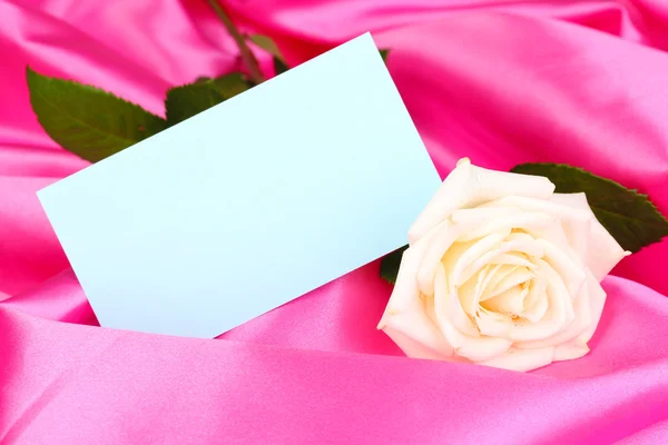 Όμορφο τριαντάφυλλο σε ροζ ύφασμα — Φωτογραφία Αρχείου