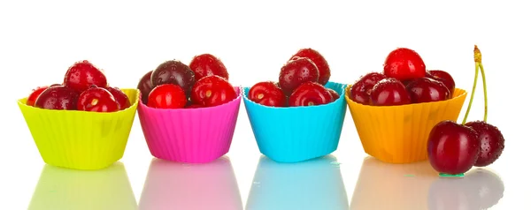 Cerise dans des moules en silicone isolés sur blanc — Photo