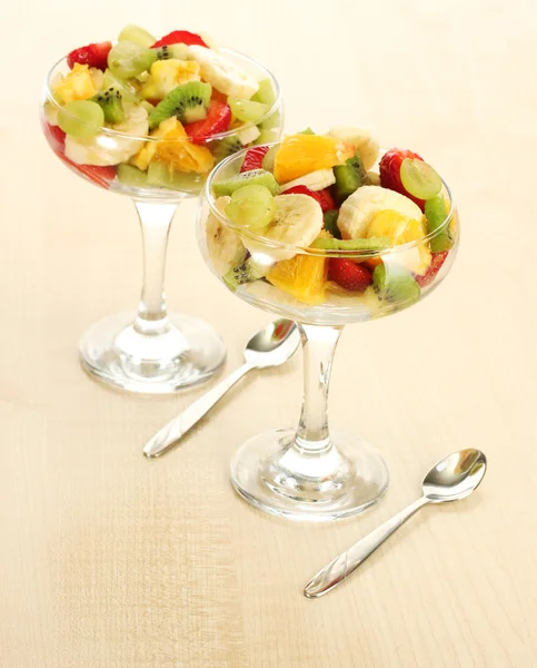 Салат из свежих фруктов на деревянном столе — стоковое фото
