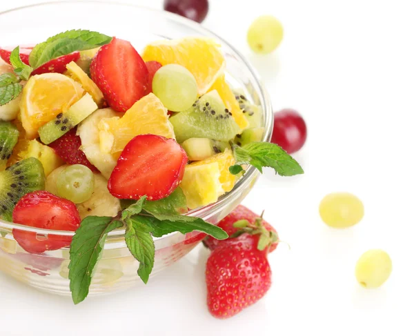 与新鲜水果沙拉和浆果孤立在白色玻璃碗 — 图库照片