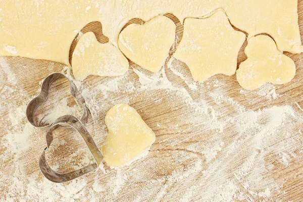 Dosen mit Keksen auf dem ausgerollten Teig in Nahaufnahme — Stockfoto