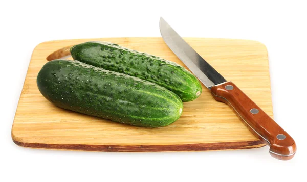 Verse komkommers en mes op cutting board geïsoleerd op wit — Stockfoto