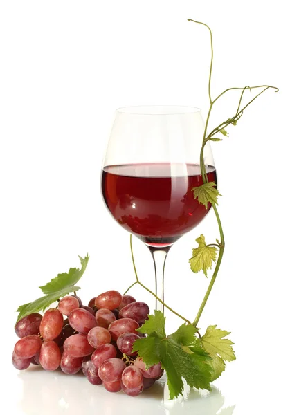 Copa de vino y uvas maduras aisladas sobre blanco —  Fotos de Stock