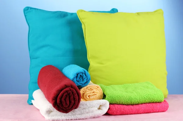 Kissen und Handtücher auf blauem Hintergrund — Stockfoto