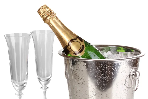 Láhev šampaňského v kbelík s ledem a brýle izolovaných na bílém — Stock fotografie