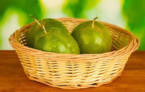 Fruta de la pasión verde sobre fondo verde —  Fotos de Stock