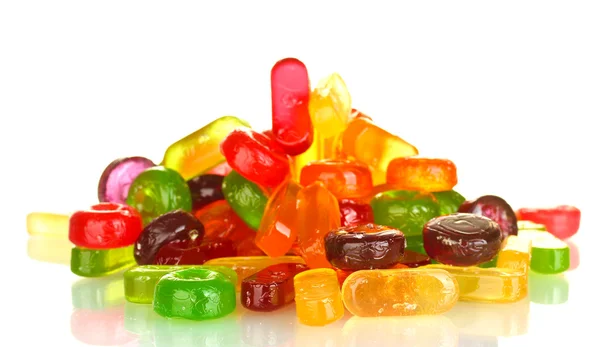 Smakelijke kleurrijke snoepjes op witte achtergrond close-up — Stockfoto