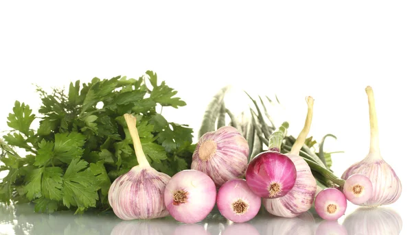 Młodej cebuli, czosnku i zieleni na białe tło zbliżenie — Zdjęcie stockowe