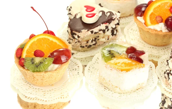 Zoete cake met vruchten en chocolade op wit wordt geïsoleerd — Stockfoto