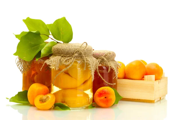 Konserverade aprikoser och sylt i en burkar med söta aprikoser isolerad på vit — Stockfoto