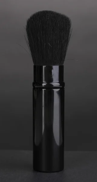 Escova cosmética em fundo cinza — Fotografia de Stock