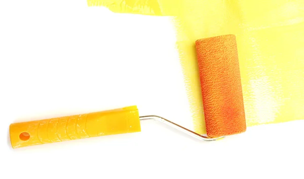 Rodillo de pintura con pintura amarilla aislada en blanco —  Fotos de Stock