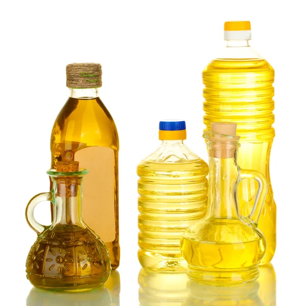 Оливковое и подсолнечное масло в бутылках и небольших графинах, изолированных на белом — стоковое фото