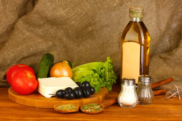 Ingredientes para una ensalada griega sobre fondo de lona de cerca —  Fotos de Stock