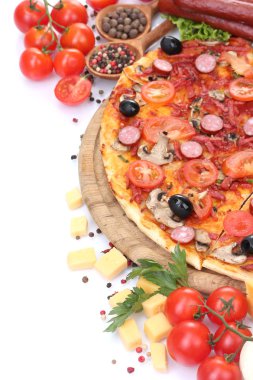 güzel pizza, sebze ve üzerinde beyaz izole salam