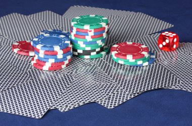 Poker fişleri, zar ve mavi masa kartları