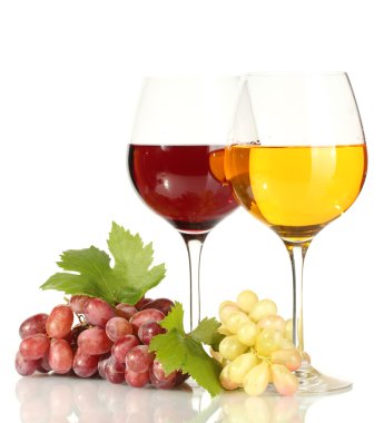 bardakları, şarap ve olgunlaşmış üzümler beyaz izole