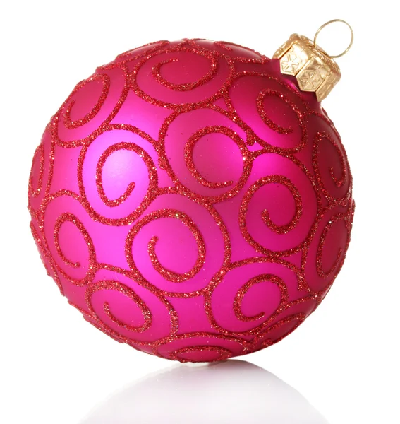 Bela bola de Natal rosa isolada no branco — Fotografia de Stock