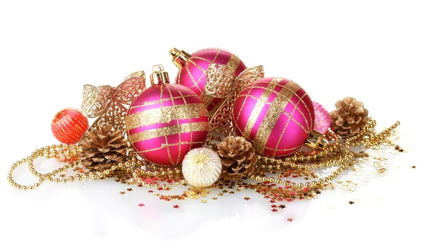 Hermosas bolas de Navidad rosa y conos aislados en blanco —  Fotos de Stock