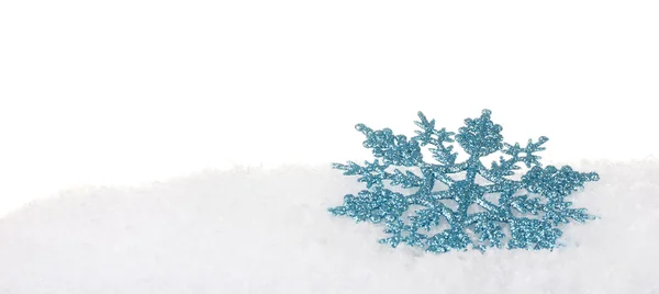 Hermoso copo de nieve en la nieve aislado en blanco — Foto de Stock