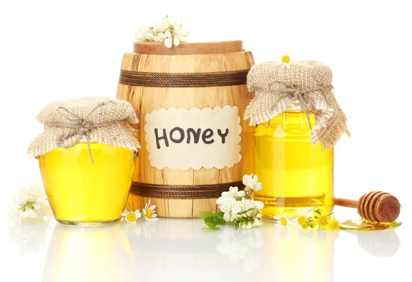 Сладкий мед в бочке и банки с цветами акации изолированы на белом — стоковое фото