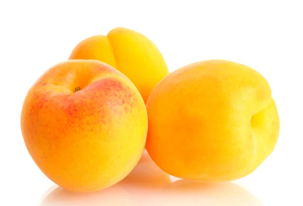 Reife süße Aprikosen isoliert auf weiß — Stockfoto