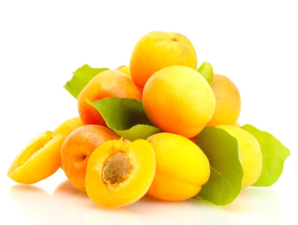 Mogna aprikoser med gröna blad isolerad på vit — Stockfoto