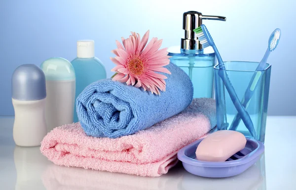 Réglage salle de bain sur fond bleu — Photo