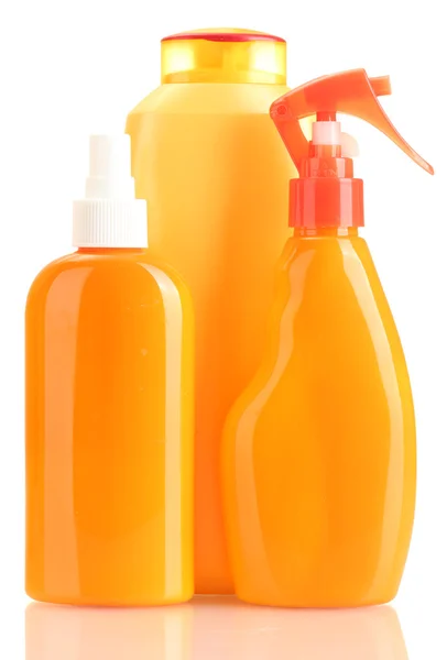 Flessen met zonneproducten crème geïsoleerd op wit — Stockfoto