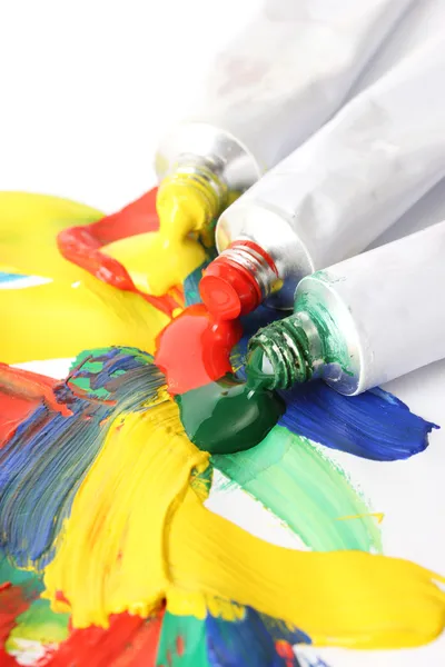Abstrato de tinta acrílica e tubos de pintura isolados em branco — Fotografia de Stock