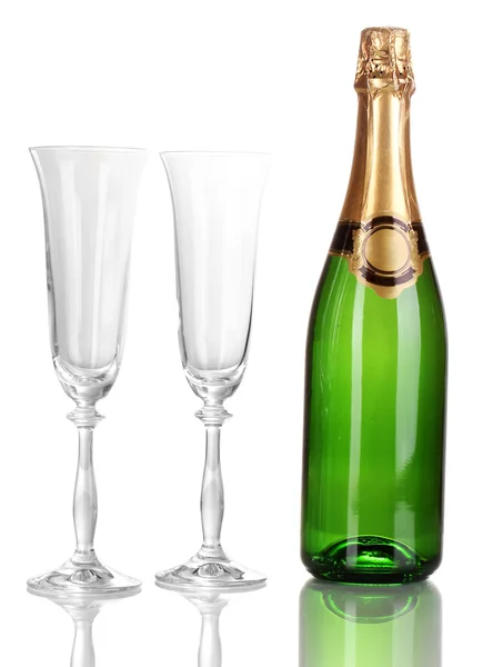Butelka szampana i puchary na białym tle — Zdjęcie stockowe