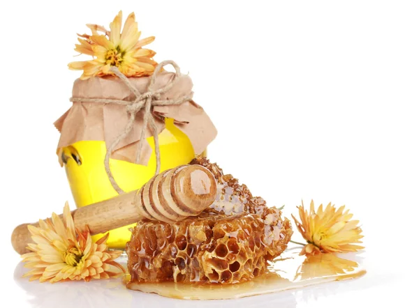 Burk honung, vaxkakor och trä drizzler isolerad på vit — Stockfoto
