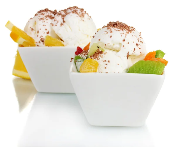 Delicioso sorvete de baunilha com chocolate e frutas em tigelas isoladas em branco — Fotografia de Stock