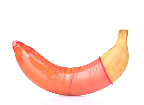 Kondom auf Banane isoliert auf weiß — Stockfoto